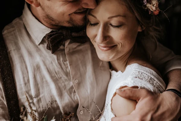 Natürliches Brautpaar mit Blumendeko bei ihrer Garten-Hochzeit in Wels in Oberösterreich, fotografiert von Hochzeitsfotograf Kosia