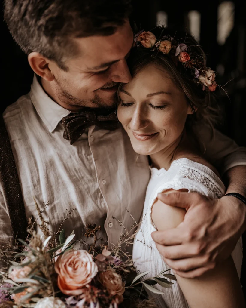 Natürliches Brautpaar mit Blumendeko bei ihrer Garten-Hochzeit in Wels in Oberösterreich, fotografiert von Hochzeitsfotograf Kosia