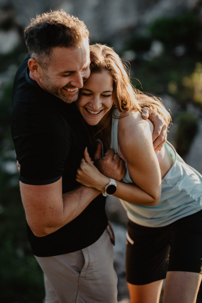 Pärchen bei einem Fotoshooting am Berg beim Attersee