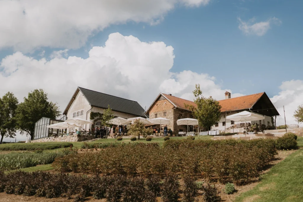 Außenansicht der Hochzeitslocation Garten der Geheimnisse in Stroheim in Oberösterreich, fotografiert von Hochzeitsfotograf Kosia