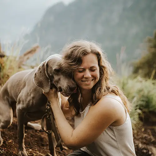 Portraitfoto eine Frau mit ihrem Hund auf einem Berg, fotografiert von Nicole Salfinger, Hochzeit-Fotograf aus Grieskirchen in Oberösterreich
