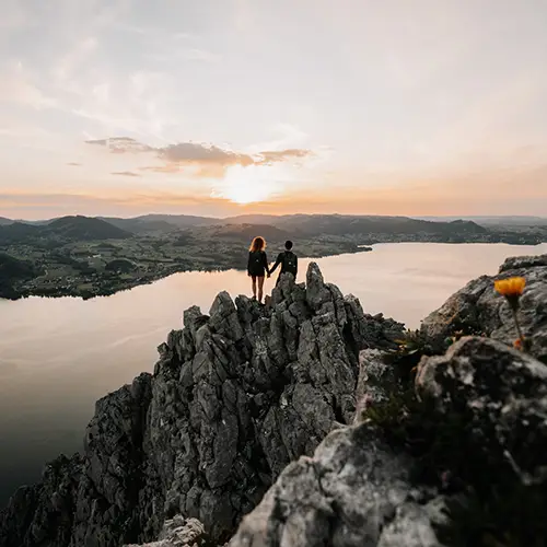 Pärchen auf einem Berg bei Sonnenuntergang, fotografiert von Nicole Salfinger, Hochzeit-Fotograf aus Grieskirchen in Oberösterreich