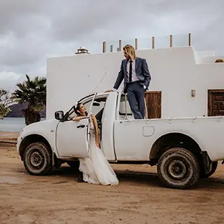 Brautpaar in einem Jeep in Lanzarote, fotografiert von Nicole Salfinger, Hochzeit-Fotograf aus Grieskirchen in Oberösterreich