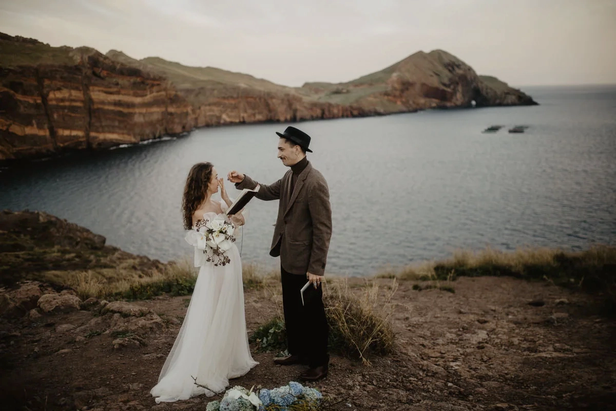 Emotionale Trauung am Ponta de Sao Lourenco in Madeira, fotografiert von Hochzeitsfotograf Nicole Salfinger aus Oberösterreich